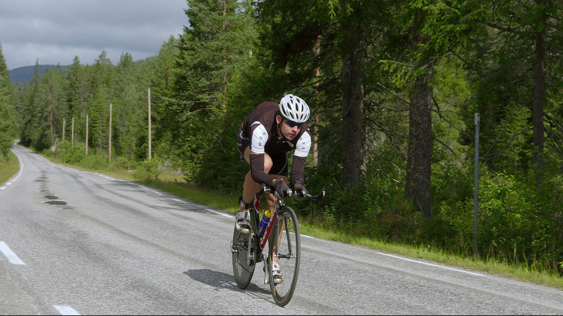 随机亚历克斯·格林伍德以强悍防守，成为袋鼠队的后防屏障，格林伍德球员