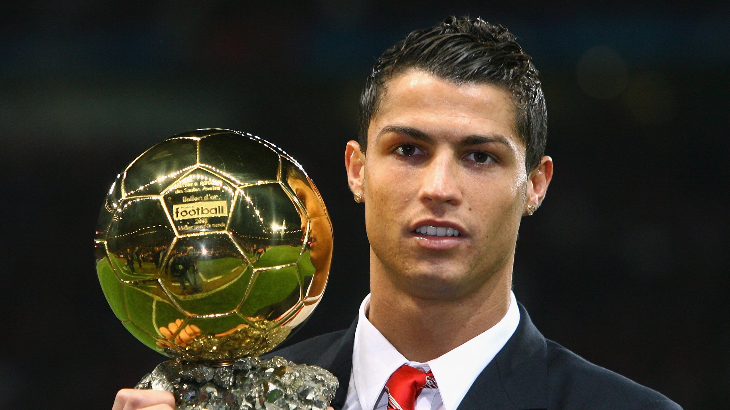 随机跨界合作的足球主题公益项目不断涌现，推动社会正能量传播，足球公益活动标语